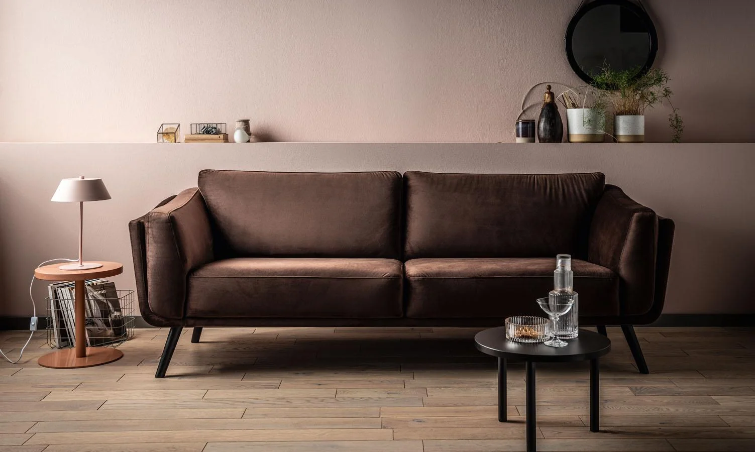 elegancka, brązowa sofa welurowa